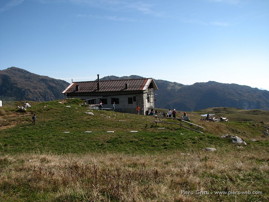 gherardi-lu 012.jpg - Il Rifugio Gherardi visto da monte